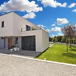 Spacious With Pool And Garden In Stokovci