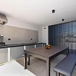 Spacious With Pool And Garden In