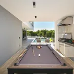 Villa Spacious With Pool And Garden In