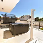 Spacious With Pool And Garden In *