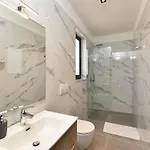 Spacious With Pool And Garden In
