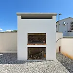 Villa Spacious With Pool And Garden In