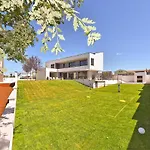 Spacious With Pool And Garden In Stokovci