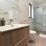 Spacious With Pool And Garden In