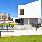 Spacious With Pool And Garden In Villa