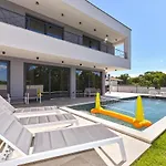 Villa Spacious With Pool And Garden In