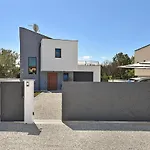 Spacious With Pool And Garden In Villa