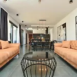 Spacious With Pool And Garden In * Stokovci