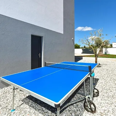 Spacious With Pool And Garden In