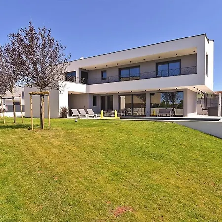 Spacious With Pool And Garden In * Štokovci