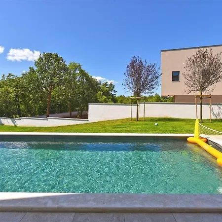 Spacious With Pool And Garden In Willa
