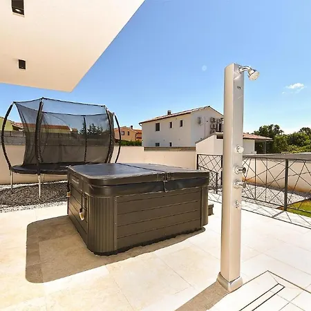 Spacious With Pool And Garden In *