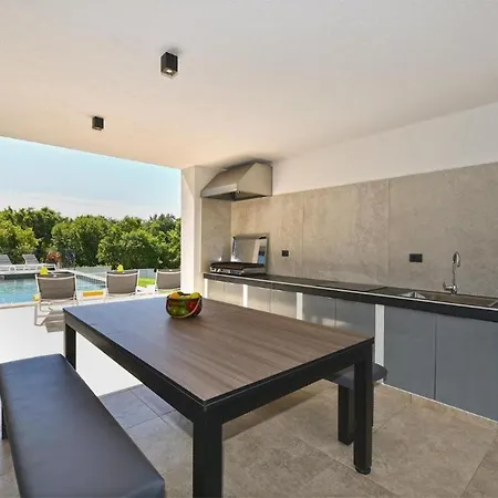 Spacious With Pool And Garden In Willa