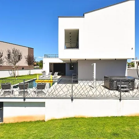 Spacious With Pool And Garden In Willa