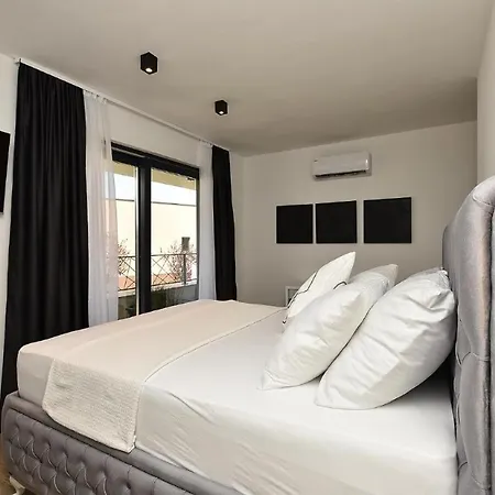 Spacious With Pool And Garden In Štokovci
