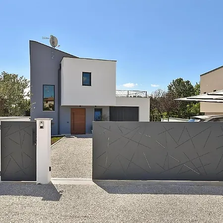 Spacious With Pool And Garden In Willa