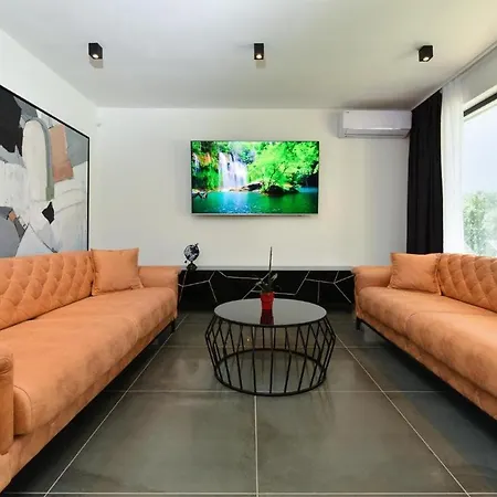Spacious With Pool And Garden In *