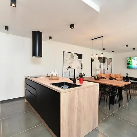 Spacious With Pool And Garden In Willa