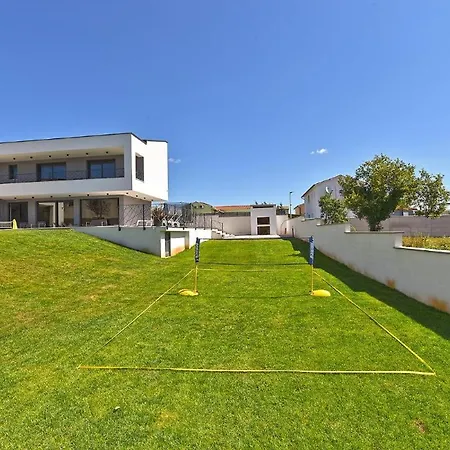Spacious With Pool And Garden In Willa *