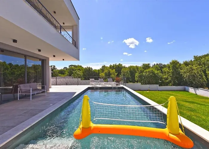 Spacious With Pool And Garden In