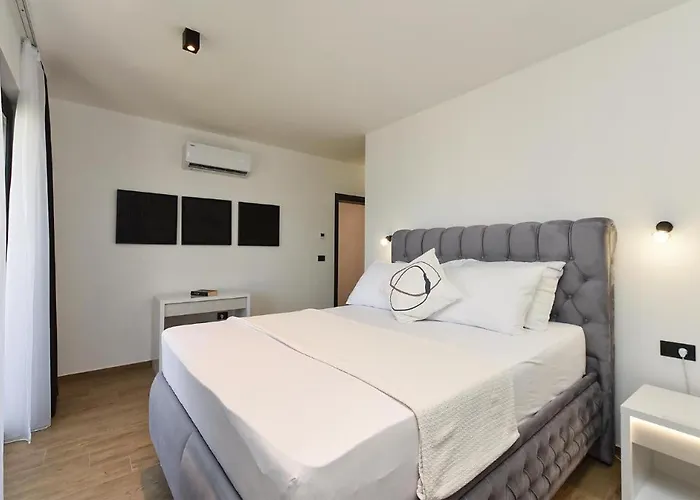 Villa Spacious With Pool And Garden In