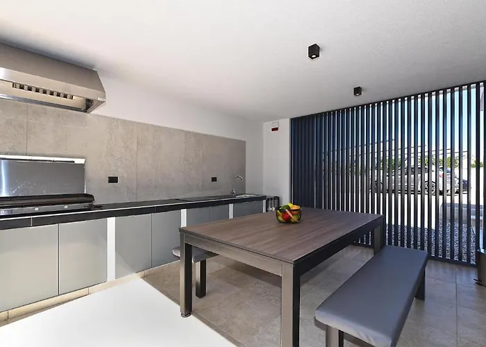 Spacious With Pool And Garden In