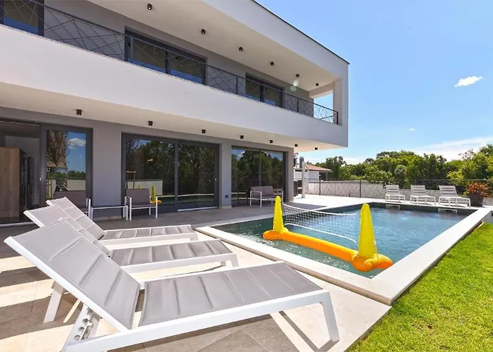 Villa Spacious With Pool And Garden In
