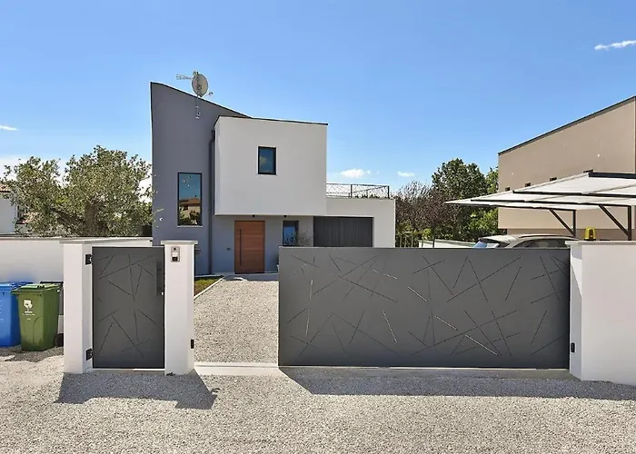 Spacious With Pool And Garden In Villa