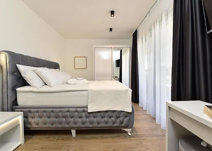 Spacious With Pool And Garden In Villa Štokovci