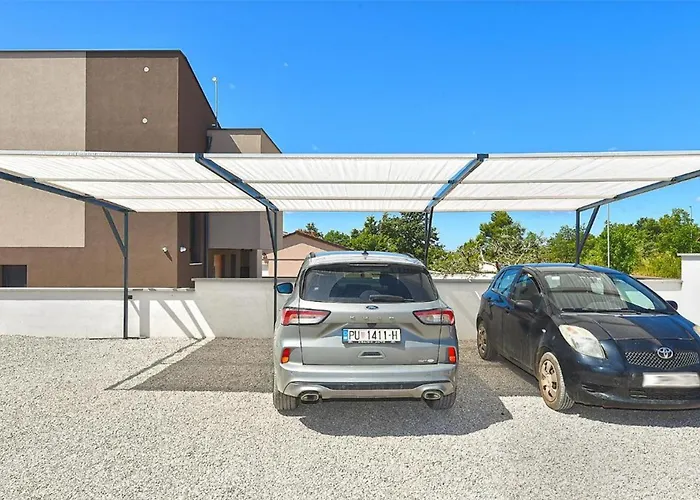 Spacious With Pool And Garden In Villa *