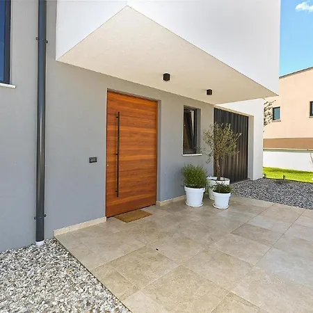 Spacious With Pool And Garden In Villa Štokovci