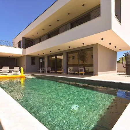 Spacious With Pool And Garden In Štokovci