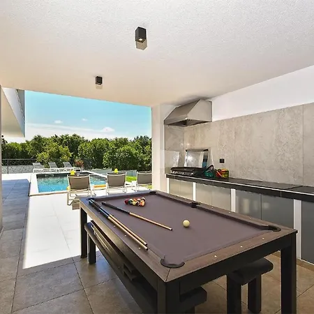 Spacious With Pool And Garden In * Štokovci