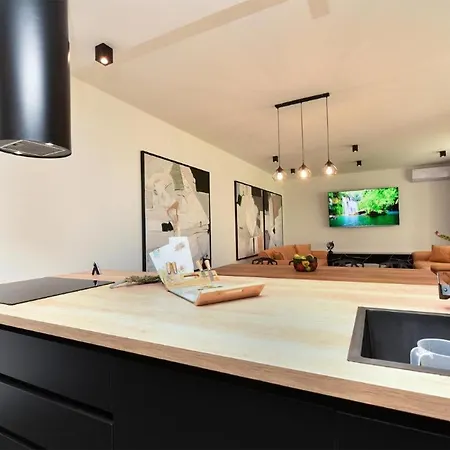Villa Spacious With Pool And Garden In Štokovci