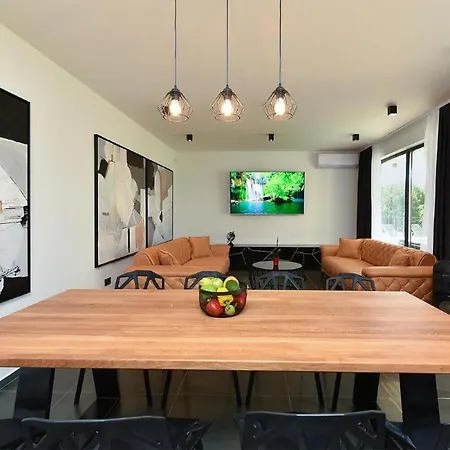 Spacious With Pool And Garden In * Štokovci
