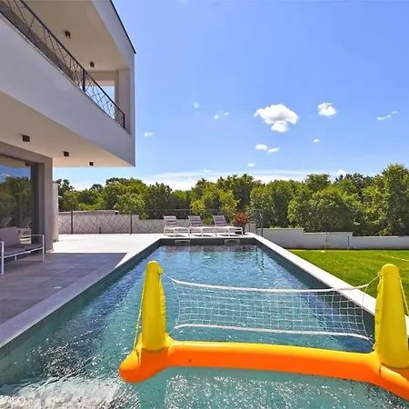 Spacious With Pool And Garden In