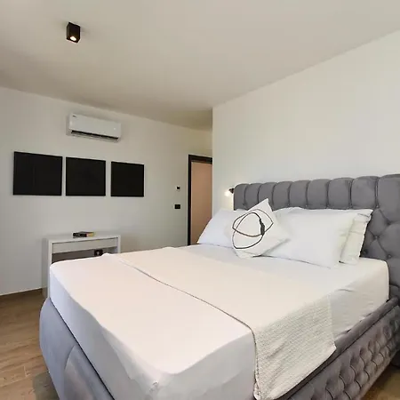 Villa Spacious With Pool And Garden In