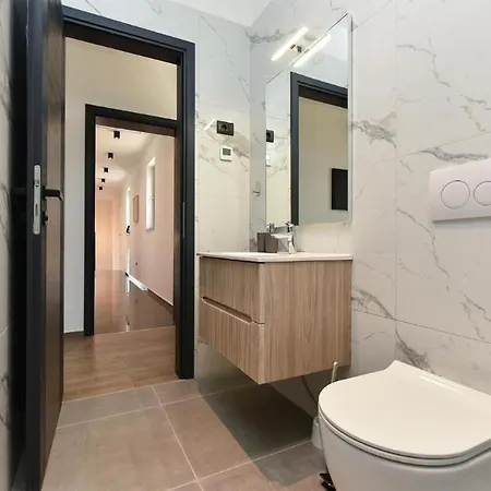 Spacious With Pool And Garden In Villa *