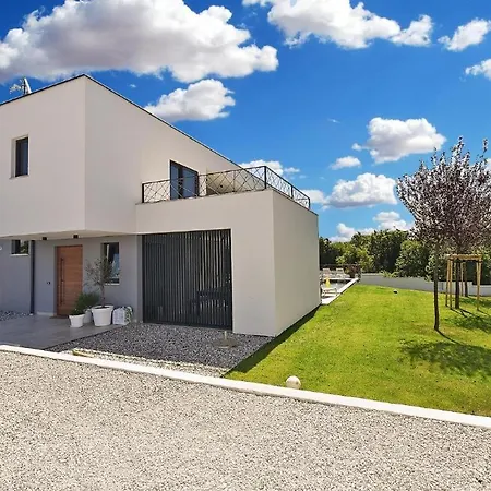 Spacious With Pool And Garden In Štokovci