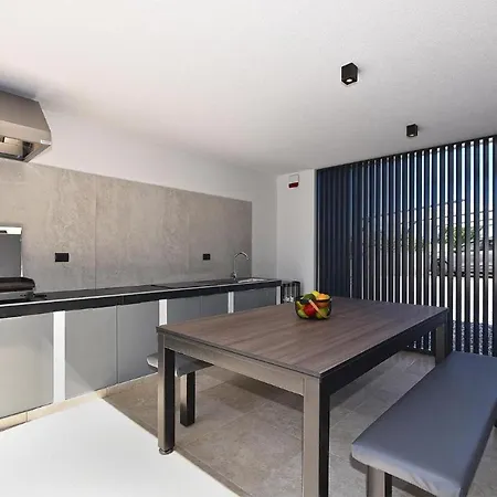 Spacious With Pool And Garden In