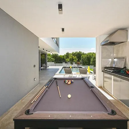 Villa Spacious With Pool And Garden In