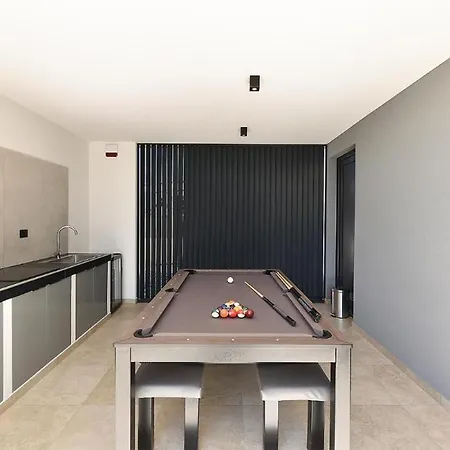 Spacious With Pool And Garden In Štokovci