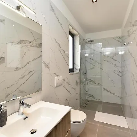 Spacious With Pool And Garden In