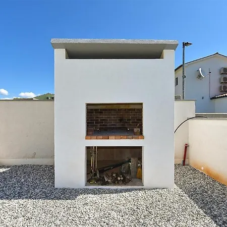 Villa Spacious With Pool And Garden In