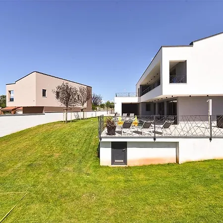 Spacious With Pool And Garden In Villa *