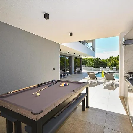 Villa Spacious With Pool And Garden In Štokovci