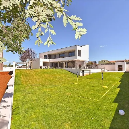 Spacious With Pool And Garden In Štokovci