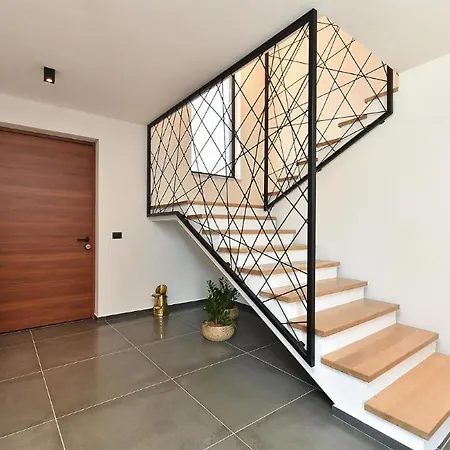 Spacious With Pool And Garden In * Štokovci