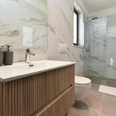 Spacious With Pool And Garden In