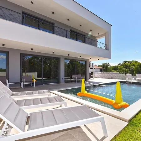 וילה Spacious With Pool And Garden In
